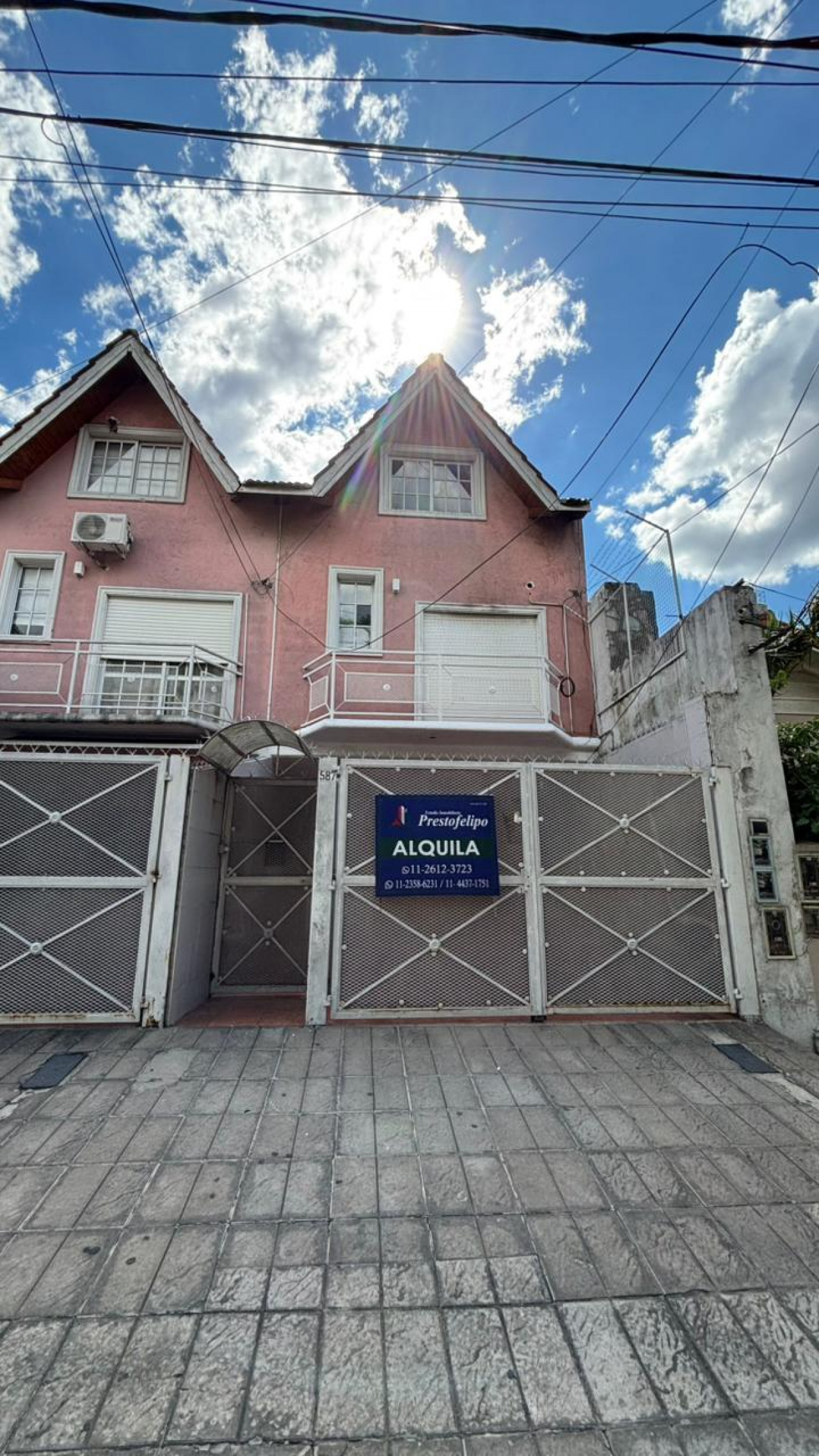 ALQUILER: TRIPLEX DE 3 AMBIENTES CON ENTRADA DE AUTO - LOMA HERMOSA